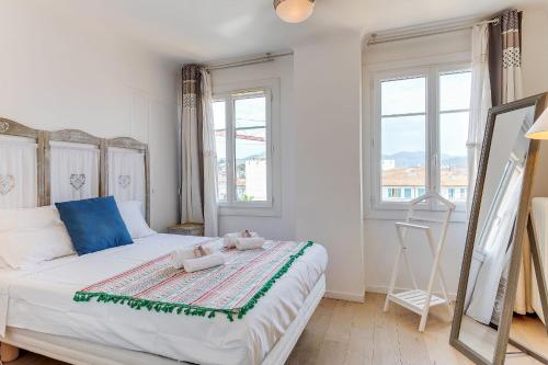 une chambre avec un lit avec deux animaux en peluche dessus dans l'établissement LE PAIROLIERE AP4461 by Riviera Holiday Homes, à Nice