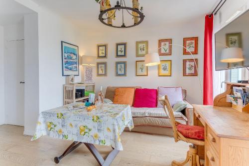 un salon avec une table et un lit dans l'établissement LE PAIROLIERE AP4461 by Riviera Holiday Homes, à Nice