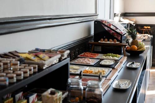 una linea a buffet con molti tipi diversi di cibo di Soho Boutique Casablanca a Casablanca