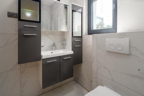 Et badeværelse på Villa Tina with pool