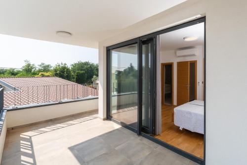 En eller flere senge i et værelse på Villa Tina with pool