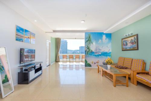 Μια τηλεόραση ή/και κέντρο ψυχαγωγίας στο D'home Seaview - Homestay view biển Vũng Tàu