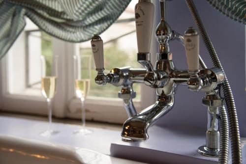 a metal machine with two glasses of wine at Hotel Villa Linneo in Rome