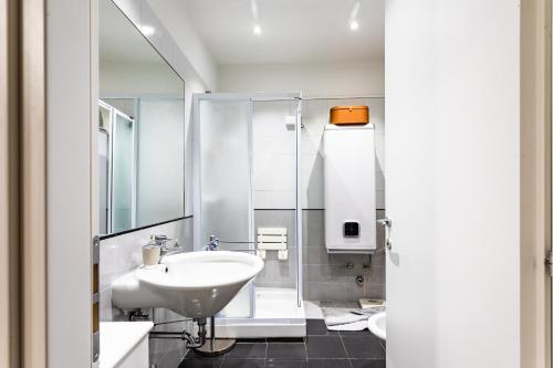 Un baño con lavabo y ducha en Suite Santa Eufemia 2 - VICINO ARENA, en Verona