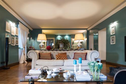a living room with a white couch and a table at Hotel Villa Linneo in Rome