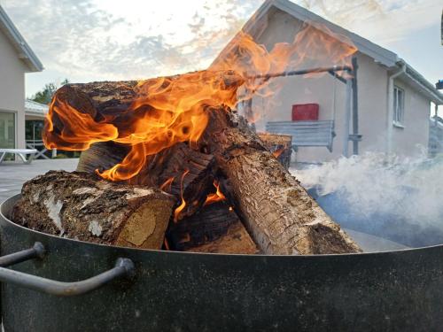 Kemudahan BBQ tersedia untuk tetamu di perkhemahan ini