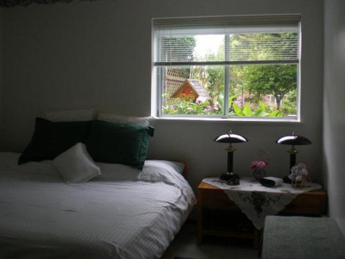 Island View B&B في نانايمو: غرفة نوم بسرير ونافذة