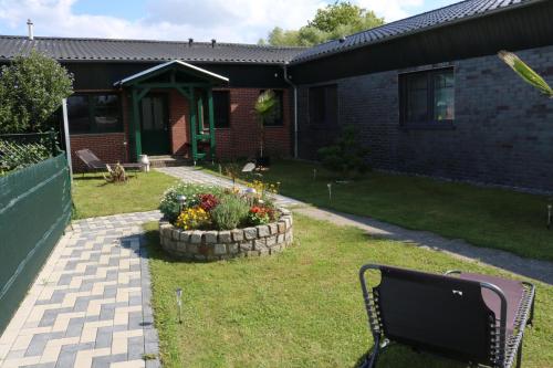 a yard with a bench in front of a house at Ferienwohnung zum Schwandter See in Schwandt