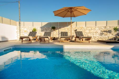 Πισίνα στο ή κοντά στο Dimitra's House with Private Pool