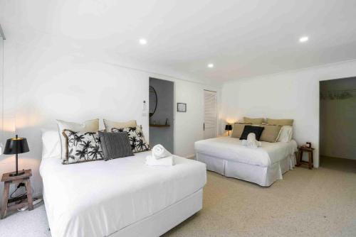 Cama o camas de una habitación en Pa Le Mer - Sleeps 10 - 4 Mins Walk To Beach - Pet Friendly!