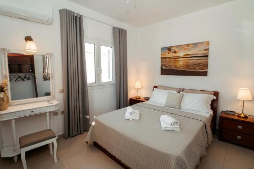 Ένα ή περισσότερα κρεβάτια σε δωμάτιο στο Dimitra's House with Private Pool