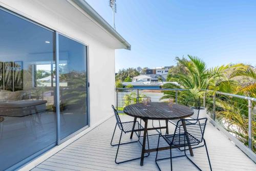 Un balcón o terraza de Pa Le Mer - Sleeps 10 - 4 Mins Walk To Beach - Pet Friendly!