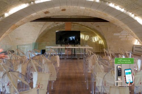 a room with a bunch of plastic bags and a table at Corte Dei Granai Meeting & SPA - Raro Rooms Collection in Maglie