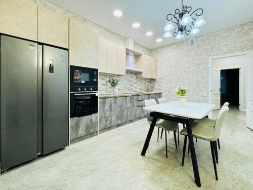 Η κουζίνα ή μικρή κουζίνα στο Almatym 22 Apartment