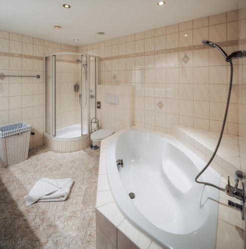 Ένα μπάνιο στο Ferienresidenz Raich - Appartements mit Sky Wellness und Garten