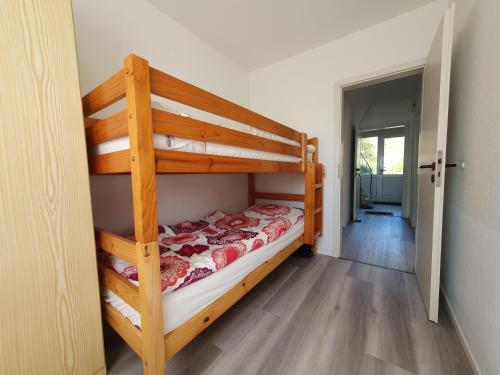 a bedroom with two bunk beds in a room at Komfortable Ferienwohnung am Ditzumer Sieltief, 45019 in Jemgum