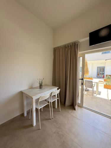 Μια τηλεόραση ή/και κέντρο ψυχαγωγίας στο Nikolas Apartments