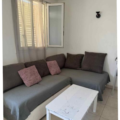 un soggiorno con divano e tavolo di Studio Corbeil Essonnes a Corbeil-Essonnes