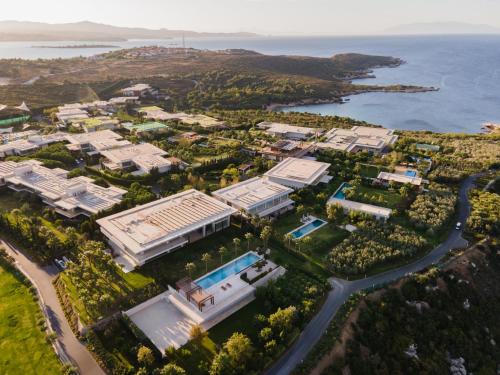 セェフェリヒサールにあるHiddenbay Teos Hotelの海に面したリゾートの航空写真