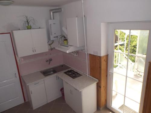 Virtuvė arba virtuvėlė apgyvendinimo įstaigoje Piliskapu Guest house