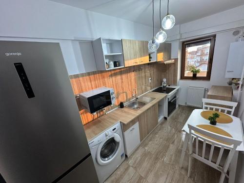a kitchen with a washer and dryer in it at Studio Mamaia Nord in Mamaia Nord