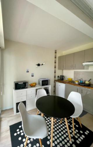 Photo de la galerie de l'établissement Comfortable Apt In A Residence With Pool, à La Rochelle