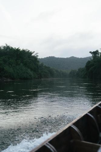 a boat in the water on a river at Chong khaep aingkwai resort Saiyok in Sai Yok