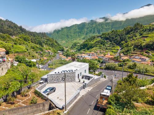 Pemandangan gunung umum atau pemandangan gunung yang diambil dari rumah tamu ini