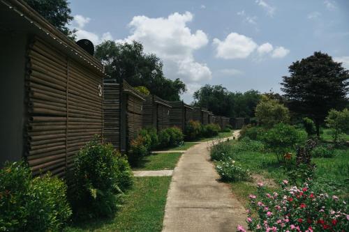a garden with a fence and some flowers at Chong khaep aingkwai resort Saiyok in Sai Yok