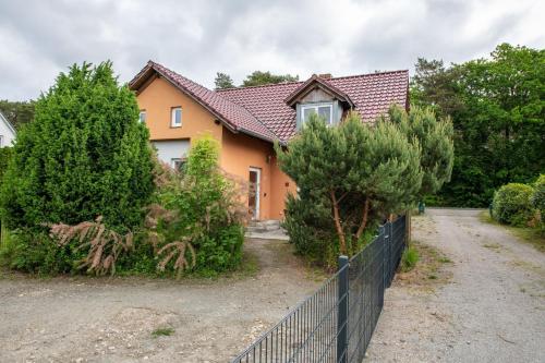 a house with a fence in front of it at Ferienhaus Paul in Trassenheide