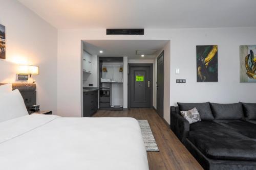 One-Bedroom King Suite with Walk-In Shower and View - Disability Access/Non-Smoking