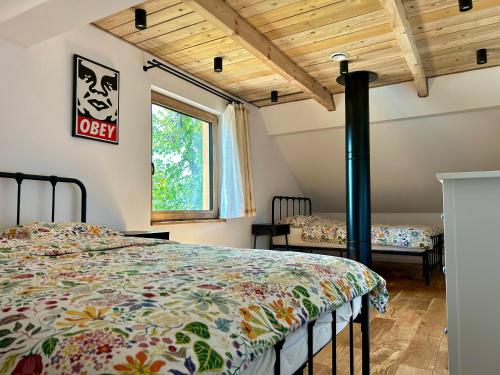 a bedroom with a bed and a window at Rogaty Dworek in Kornatka