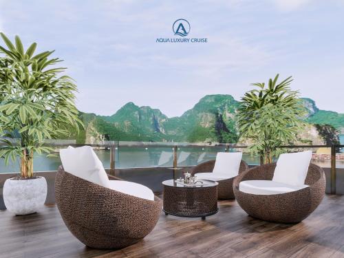 un grupo de sillas y una mesa en una terraza en Aqua Luxury Cruise by AHG, en Ha Long