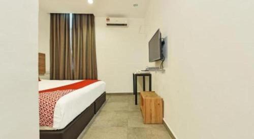 チャンルーンにあるThe Bed Hotelのベッドとテレビがあるホテルの部屋