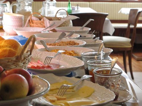 Una mesa larga con platos de comida encima. en Hotel Germania, en Bad Wörishofen