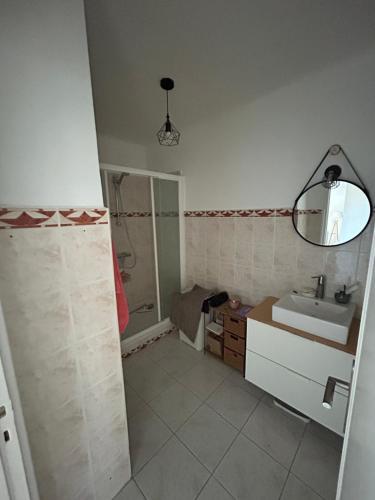une salle de bain avec un lavabo et un miroir dans l'établissement Appartement 60m2 à 500m des plages, à Antibes