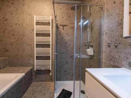 a bathroom with a shower and a tub and a sink at Traum-Ferienwohnung Mozart ! in Wilhelmshaven