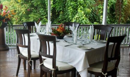 Un jardín fuera de Five Princes Hotel