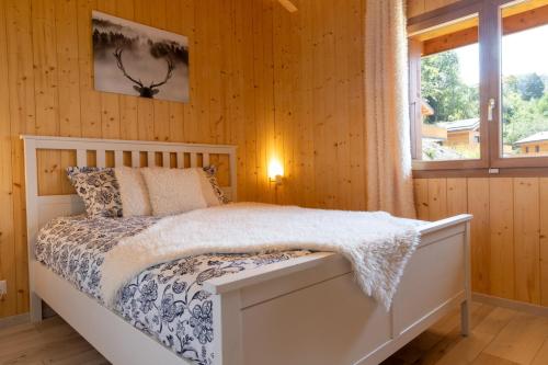Postel nebo postele na pokoji v ubytování Chalet Les Louettes à Sapinhaut Canton du Valais