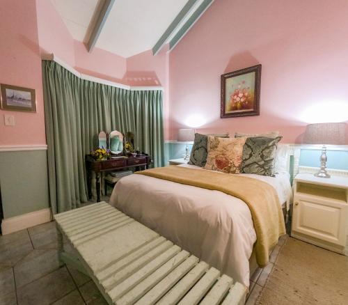 Letto o letti in una camera di Westlodge at Graskop B&B