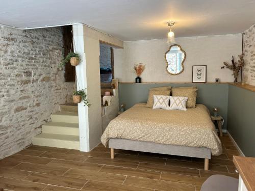 ein Schlafzimmer mit einem Bett und einer Treppe in der Unterkunft A l'ombre des Charlemagnes in Pernand-Vergelesses