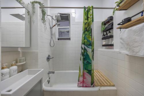 een badkamer met wastafel en douche bij Union Square Sanctuary - Chic One Bedroom Retreat in Downtown Manhattan in New York