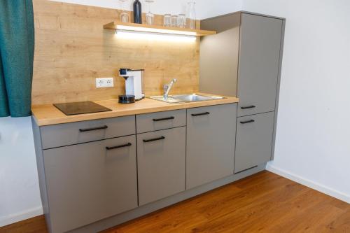 Η κουζίνα ή μικρή κουζίνα στο Wildfang Apartments