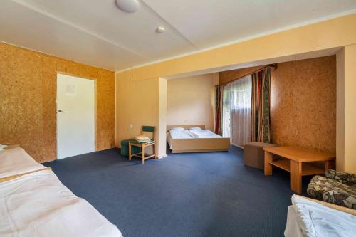 a hotel room with a bed and a window at Poilsio kompleksas Tolieja Vieta renginiams bei poilsiui ant ežero kranto in Kulionys