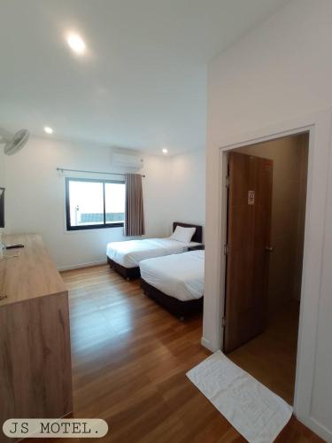 Ένα ή περισσότερα κρεβάτια σε δωμάτιο στο JS Motel