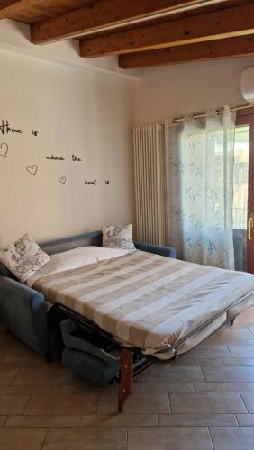 Ένα ή περισσότερα κρεβάτια σε δωμάτιο στο Dai cugini del Garda