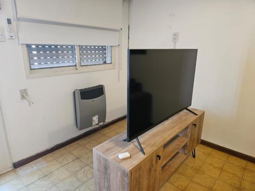 TV a/nebo společenská místnost v ubytování Alquiler temporario en zona centrica de San Nicolas De Los Arryos