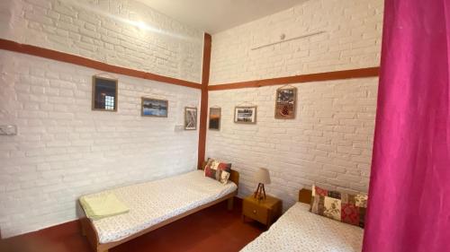 Postel nebo postele na pokoji v ubytování Prakriti Sutra rishikesh