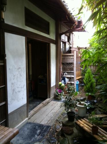 Κήπος έξω από το International Guest House Tani House