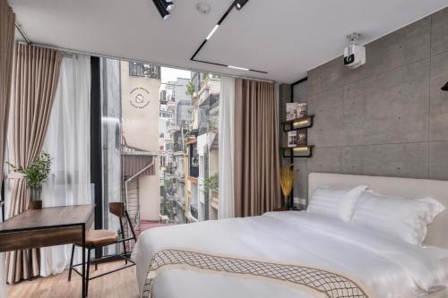 ハノイにあるAnnam Premium - Hanoi - The Church Old Quarterの白いベッドと大きな窓のある寝室